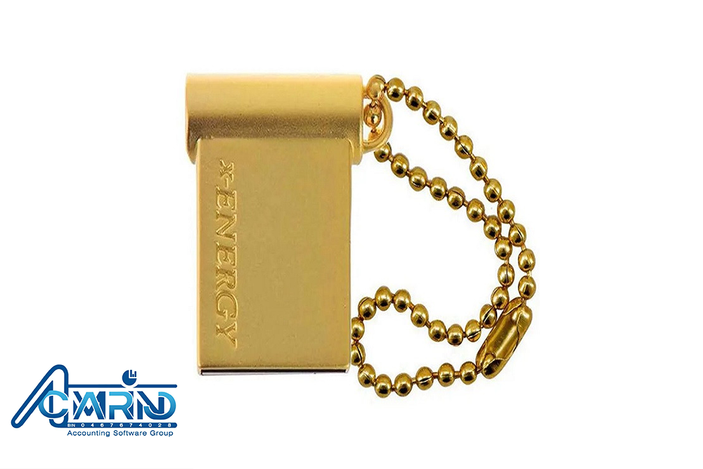 X-ENERGY Gold USB2.0 Flash Memory 16 GB ظرفیت این مدل ظرفیت ۱۶ گیگابایت دارد؛ یعنی فضای مناسبی برای ذخیره فایل‌های معمولی مثل اسناد، عکس، موزیک یا ویدیوهای کوتاه. رابط اتصال از رابط USB 2.0 استفاده می‌کند. این نوع رابط قدیمی‌تر ولی بسیار رایج است، بنابراین در اکثر لپ‌تاپ‌ها، کامپیوترها و پورت‌های USB معمولی کار خواهد کرد. جنس بدنه و طراحی بدنه فلش از فلز هست، بر اساس مشخصات فروشگاه نورنگار. نورنگار +1 طراحی جمع‌وجور دارد و وزن کم؛ فروشگاه خووبو می‌نویسد وزن مدل Gold تقریباً ۳.۴ گرم است. خوبو مقاومت در برابر آب، شوک (لرزش) و گرد و غبار در برخی منابع ذکر شده است. خوبو دارای زنجیر آویز است که می‌تونی آن را به جاسوئیچی وصل کنی یا گم نشود. نورنگار سرعت انتقال داده فروشگاه نورنگار برای این مدل «حداکثر سرعت خواندن تا ~ ۱۰۰ مگابایت بر ثانیه» را ذکر کرده است. نورنگار چون USB 2.0 است، سرعت نوشتن خیلی به اندازه USB 3.x بالا نیست، بنابراین انتقال فایل‌های خیلی بزرگ ممکن است کمی طول بکشد. سازگاری با سیستم‌عامل‌ها به‌خاطر استفاده از USB 2.0، تقریباً با همه سیستم‌عامل‌ها اعم از ویندوز، مک و لینوکس سازگار خواهد بود (اکثر فلش مموری‌ها با USB 2.0 چنین سازگاری‌ای دارند). مقاومت و دوام بدنه فلزی در محافظت از درون فلش مؤثر است. مقاومت در برابر لرزش (شوک) گفته شده است که برای حمل‌ونقل فلش بسیار مفید است. خوبو چون کوچک و سبک است، حملش ساده است ولی مراقبت در موقع اتصال و جدا کردن مهم است (تا پورت USB آسیب نبیند). ✅ مزایا این مدل فلش قابل‌اعتماد برای استفاده روزمره: ظرفیت 16 گیگ برای ذخیره اسناد، عکس‌ها و فایل‌های کاری بسیار مناسب است. سازگاری گسترده: رابط USB 2.0 تقریباً در همه دستگاه‌ها موجود است، پس مشکلی برای اتصال به کامپیوترهای قدیمی‌تر نخواهی داشت. مقاومت فیزیکی خوب: بدنه فلزی و مقاومت در برابر ضربه و لرزش، ریسک آسیب به داده‌ها را کاهش می‌دهد. حمل آسان: وزن کم و طراحی کوچک باعث می‌شود بتوانی آن را همیشه همراه داشته باشی. قیمت مناسب‌تر: به نسبت فلش مموری‌های USB 3.x، مدل‌های USB 2.0 غالباً ارزان‌تر هستند (به خصوص در ظرفیت متوسط).